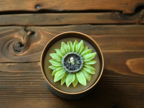 Indulge in our luxury artisan sunflower candles, made with natural soy wax and elegant scents, perfect for gifts, wedding favours, or home décor.